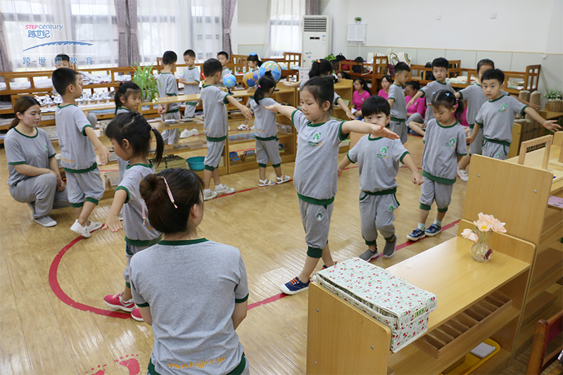 她们说在跨世纪幼儿园实习真棒，可以学到好多……